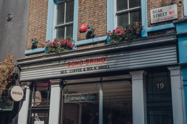 Londra, İngiltere - 13 Haziran 2020: Soho 'daki Soho Grind Cafe' nin cephesi, Londra 'nın sayısız bar ve restoranı olan ünlü bir bölge, dışarıda insanlar.