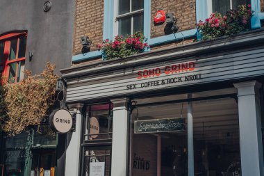 Londra, İngiltere - 13 Haziran 2020: Soho 'daki Soho Grind Cafe' nin cephesi, Londra 'nın sayısız bar ve restoranı olan ünlü bir bölge, dışarıda insanlar.