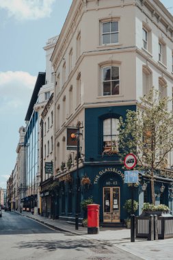 Londra, İngiltere - 13 Haziran 2020: Boş cadde ve Soho 'da çok sayıda bar ve restoranı olan ünlü bir bar olan Glassblower' ın cephesi.