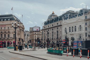 Londra, İngiltere - 13 Haziran 2020: Güneşli bir yaz gününde, İngiltere 'nin en popüler ve tipik olarak çok yoğun turistik bölgelerinden biri olan Piccadilly Circus' un görüntüsü.
