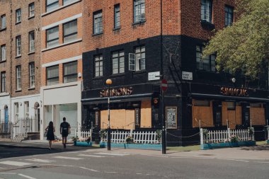 Londra, İngiltere - 13 Haziran 2020: Fitzrovia 'da Simmons Bar' ın ön cephesi kapatıldı, Londra 'nın çeşitli bölgelerinde restoranlar, oteller, galeriler ve eski okul barları, insanların geçişi....