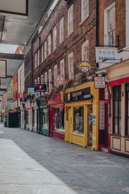 Londra, İngiltere - 13 Haziran 2020: Çin Mahallesi 'nde boş bir caddede kapanan dükkanlar, Londra' nın restoranları ve büyük bir Doğu Asya topluluğuna ev sahipliği yapan tipik yoğun bir bölge..