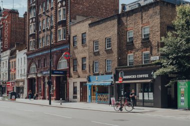 Londra, İngiltere - 13 Haziran 2020: Güneşli bir günde Tottenham Court Road, Londra manzarası. Tarihsel olarak bir pazar caddesi, günümüzde elektronik ve beyaz eşya satışıyla tanınıyor..