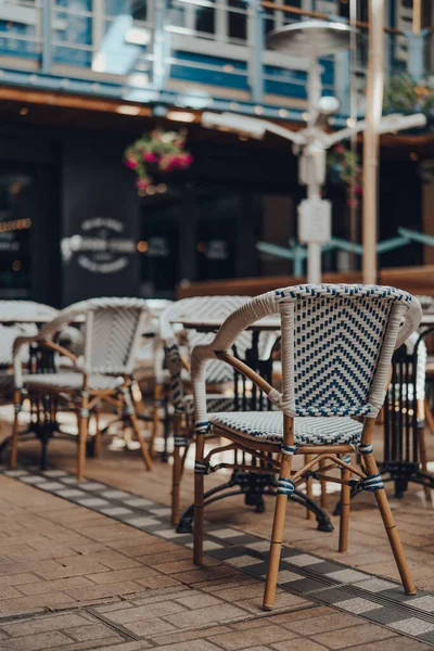 Stühle Und Tische Freien Eines Restaurants Selektive Flache Fokussierung — Stockfoto