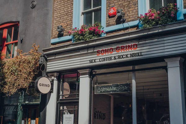 Londra, İngiltere - 13 Haziran 2020: Soho 'daki Soho Grind Cafe' nin cephesi, Londra 'nın sayısız bar ve restoranı olan ünlü bir bölge, dışarıda insanlar.