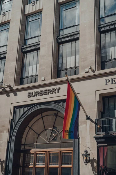 英国伦敦 2020年6月13日 英国伦敦西区主要购物街摄政街 Regent Street 的Burberry Store前的彩虹旗 — 图库照片