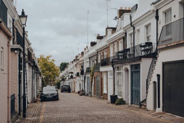 Londra, İngiltere - 20 Haziran 2020: Holland Park Mews 'de garajı olan kasaba evleri. Ahırdaki evler Batı Londra 'nın en lüks ve en çok arzu edilen evlerinden biridir..