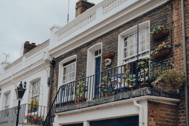 Londra, İngiltere 'de küçük bir balkon manzarası, masa ve sandalyeler..