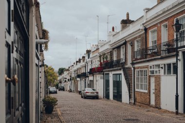 Londra, İngiltere - 20 Haziran 2020: Holland Park Mews 'deki konak evleri. Ahırdaki evler Batı Londra 'nın en lüks ve en çok arzu edilen evlerinden biridir..