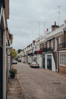 Londra, İngiltere - 20 Haziran 2020: Holland Park Mews 'deki konak evleri. Ahırdaki evler Batı Londra 'nın en lüks ve en çok arzu edilen evlerinden biridir..