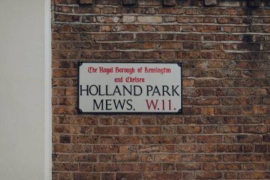 Londra, İngiltere - 20 Haziran 2020: Hollanda Park Mews caddesi tabelası Kensington ve Chelsea Kraliyet Borough 'da, Batı Londra' da ünlülerin sevdiği zengin bir bölge..