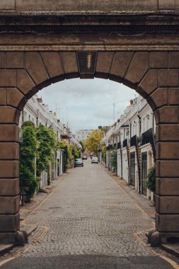 Londra, İngiltere - 20 Haziran 2020: sotne kemerinden Holland Park Mews 'in görüntüsü. Ahırlardaki evler Batı Londra 'daki en lüks ve en çok arzu edilen evlerden biridir..