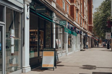 Londra, İngiltere - 20 Haziran 2020: Kensington, Londra 'nın ana alışveriş caddesi olan High Street Kensington' daki mağazalar zinciri.