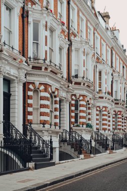 Kensington, Chelsea, Londra ve İngiltere 'deki geleneksel Viktorya dönemi evleri..