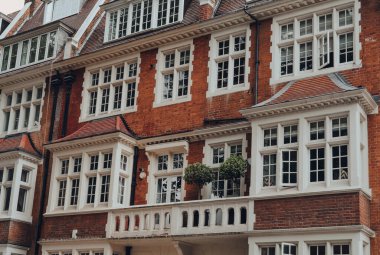 Kensington 'da, Chelsea' de, Londra 'da, İngiltere' de geleneksel bir apartman binası..