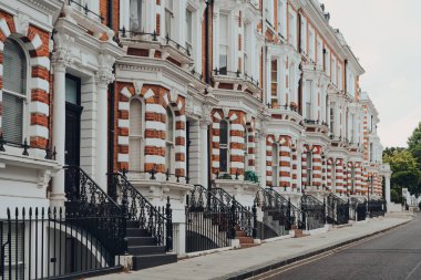 Kensington, Chelsea, Londra ve İngiltere 'deki geleneksel Viktorya dönemi evleri..