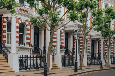 Kensington, Chelsea, Londra ve İngiltere 'deki geleneksel Viktorya dönemi evleri..