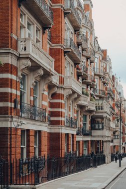 Londra, İngiltere - 20 Haziran 2020: Kensington 'daki Campden Hill Court apartman bloğunun dışı, Batı Londra' nın zengin bir bölgesi ve ünlüler tarafından tercih ediliyor. Seçici odak.