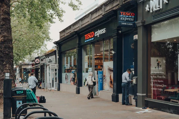 London Großbritannien Juni 2020 Menschen Vor Tesco Supermärkten Und Cafés — Stockfoto