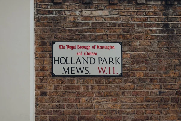 英国伦敦 2020年6月20日 伦敦西部一个名人喜爱的富裕地区肯辛顿皇家自治区和切尔西的墙上挂着荷兰公园Mews街的名字标识 — 图库照片