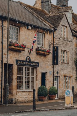 Stow-on-the-Wold, İngiltere - 6 Temmuz 2020: Cotswolds 'da bir pazar kasabası olan Stow-on-the-Wold' daki Durham House Antikaları cephesi.