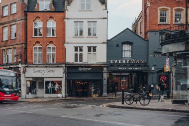 Londra, İngiltere - 2 Temmuz 2020: Hampstead 'de bir sokakta alışveriş, restoran ve Everyman sineması, seçici odaklanma. Hampstead, Londra 'nın sanatçılar ve medya figürleri tarafından kayırılan zengin bir yerleşim yeri..