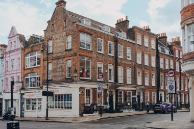 Londra, İngiltere - 2 Temmuz 2020: Hampstead 'de Heath Street ve Church Row' un köşesinde tarihi yazıları olan eski bina, Londra 'nın zengin yerleşim bölgesi, sanatçılar ve medya figürleri tarafından tercih ediliyor..