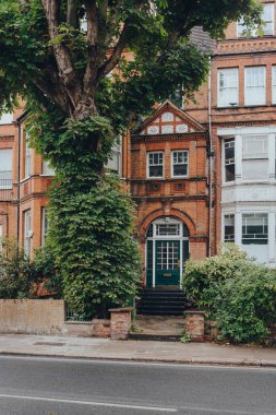Londra, İngiltere - 2 Temmuz 2020: Hampstead 'deki geleneksel İngiliz evi cephesi, Londra' nın sanatçılar ve medya figürleri tarafından kayırılan zengin bir yerleşim alanı.