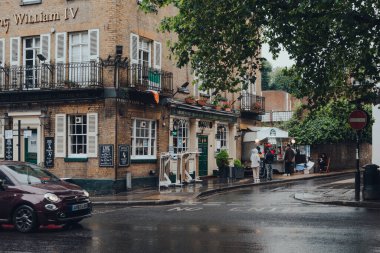 Londra, İngiltere - 2 Temmuz 2020: Hampstead 'deki La Creperie de Hampstead için kuyruğa giren insanlar, akademisyenler, sanatçılar ve medya figürlerinin kayırdığı zengin bir bölge.