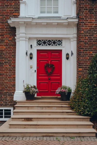 London July 2020 Red Door Heart Decor Facade Traditional English — Stock Photo, Image