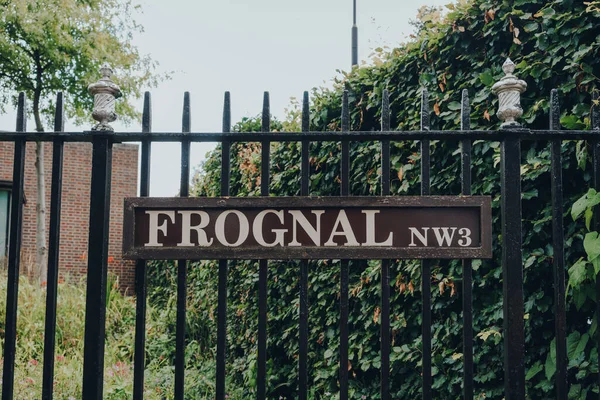 London Großbritannien Juli 2020 Straßenschild Einem Metallzaun Frognal Hampstead Einer — Stockfoto