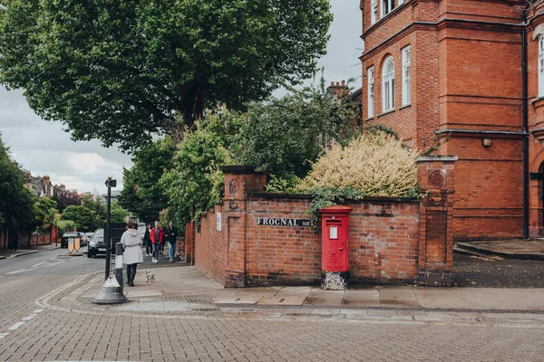 英国伦敦 2020年7月2日 艺术家和媒体人士偏爱伦敦富裕地区汉普斯特德的Arkwright街和Frognal街拐角处的红色邮筒 人们走得很远 — 图库照片