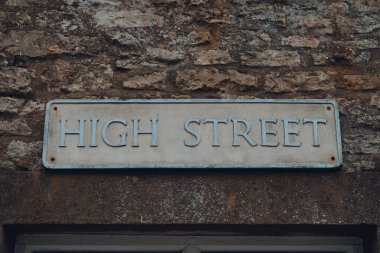 Wold, Cotswold, İngiltere 'de, Stow' daki High Street 'te bulunan bir kireçtaşı binasının sokak adını kapatın. Seçici bir odak noktası..