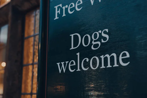 Cães Sinal Boas Vindas Fora Tradicional Pub Inglês Stow Wold — Fotografia de Stock