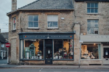 Stow-on-the-Wold, İngiltere - 6 Temmuz 2020: Cotswolds 'da bir pazar kasabası olan Stow-on-the-Wold' daki kapalı Scotts of Stow mağazasının önü. Seçici odak.