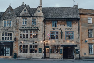 Stow-on-the-Wold, İngiltere - 6 Temmuz 2020: Cotswolds 'da bir pazar kasabası olan Stow-on-the-Wold' daki The Kings Arms Pub..