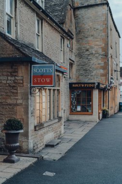 Stow-on-the-Wold, İngiltere - 6 Temmuz 2020: Cotswolds 'da bir pazar kasabası olan Stow-on-the-Wold' daki Scotts of Stow mağazasının önünde imzala. Seçici odak.