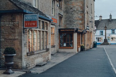 Stow-on-the-Wold, İngiltere - 6 Temmuz 2020: Cotswolds 'da bir pazar kasabası olan Stow-on-the-Wold' daki Scotts of Stow mağazasının önünde imzala. Seçici odak.