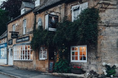 Stow-on-the-Wold, İngiltere - 6 Temmuz 2020: The Queens Head Inn 'in dışı ve Cotswolds' da bir pazar kasabası olan Stow-on-the-Wold 'da akşam üstü Roman Fosse Yolu üzerine inşa edilen bar.