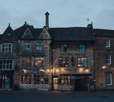 Stow-on-the-Wold, İngiltere - 6 Temmuz 2020: Cotswolds 'da bir pazar kasabası olan Stow-on-the-Wold' daki The Kings Arms Pub..