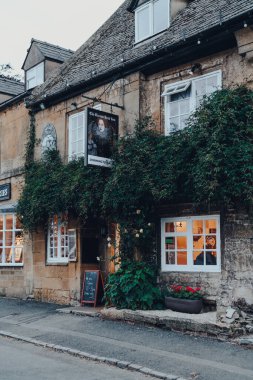 Stow-on-the-Wold, İngiltere - 6 Temmuz 2020: The Queens Head Inn 'in dışı ve Cotswolds' da bir pazar kasabası olan Stow-on-the-Wold 'da akşam üstü Roman Fosse Yolu üzerine inşa edilen bar.