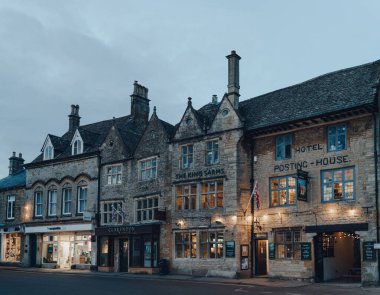 Wold-Stow-on-the-Wold, İngiltere - 6 Temmuz 2020: The Kings Arms barının dışı ve Cotswolds 'da Roman Fosse Yolu üzerine inşa edilen bir pazar kasabası olan Stow-on-the-Wold' da bir dizi dükkan. 