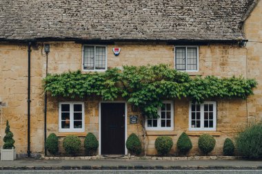Broadway, İngiltere - 07 Temmuz 2020: Broadway 'de geleneksel bir kireçtaşı ev cephesi, Worcestershire, İngiltere' de Cotswolds içinde büyük tarihi bir köy.