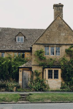 Broadway, İngiltere - 07 Temmuz 2020: Broadway 'de geleneksel kireçtaşı kulübesi, Worcestershire, İngiltere' de Cotswolds içinde büyük tarihi bir köy.