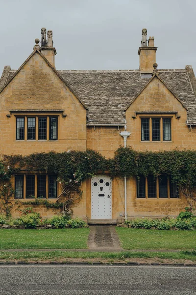 Broadway July 2020 Facade Traditional Detached Limestone House Broadway Big — стокове фото