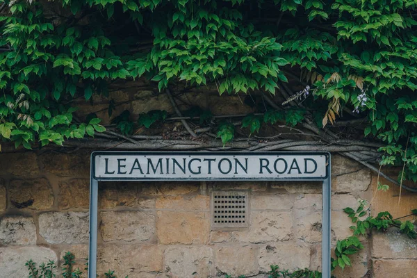 Cartel Con Nombre Calle Leamington Road Contra Cabaña Piedra Caliza — Foto de Stock