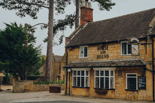 Broadway July 2020 Exterior Horse Hound Pub Broadway Big Village — стокове фото