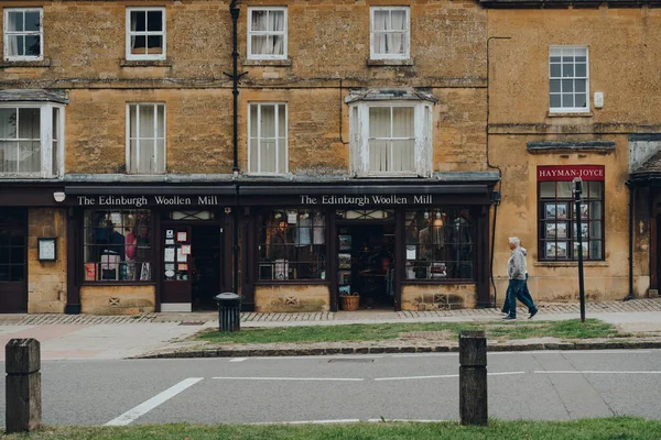 Broadway, İngiltere - 07 Temmuz 2020: Broadway 'deki Edinburgh Yün Değirmen Dükkanı, Worcestershire, İngiltere' deki Cotswolds bölgesinde büyük bir köy ve sivil kilise,.