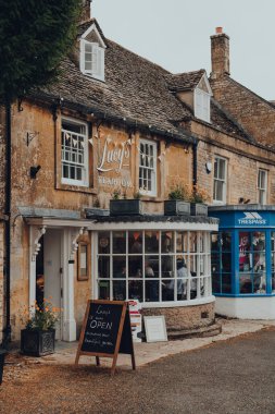 Stow-on-the-Wold, İngiltere - 10 Temmuz 2020: Cotswolds, İngiltere 'de bir pazar kasabası olan Stow-on-the-Wold' daki Lucys Tearooms 'un dış mekanı.