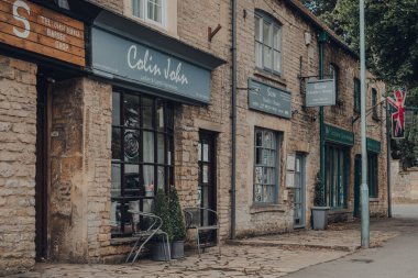Stow-on-the-Wold, İngiltere - 10 Temmuz 2020: Cotswolds, İngiltere 'de Roman Fosse Yolu üzerine kurulmuş bir pazar kasabası olan Stow-on-the-Wold' daki kapalı kuaförler ve güzellik salonları.
